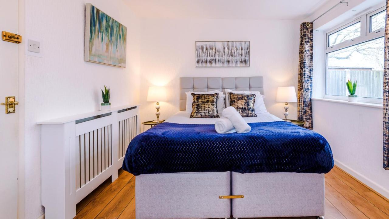 Newhall Road - 4 Bedroom Chester Home - Parking Wervin Exteriör bild