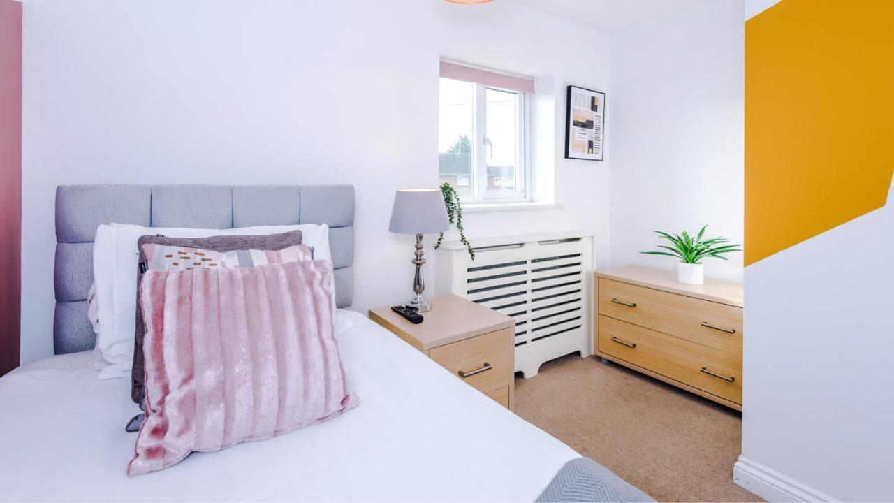 Newhall Road - 4 Bedroom Chester Home - Parking Wervin Exteriör bild