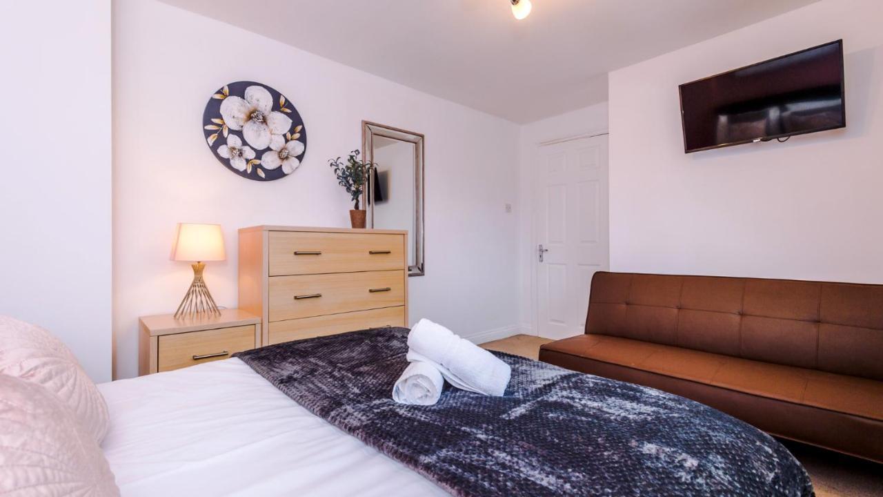 Newhall Road - 4 Bedroom Chester Home - Parking Wervin Exteriör bild