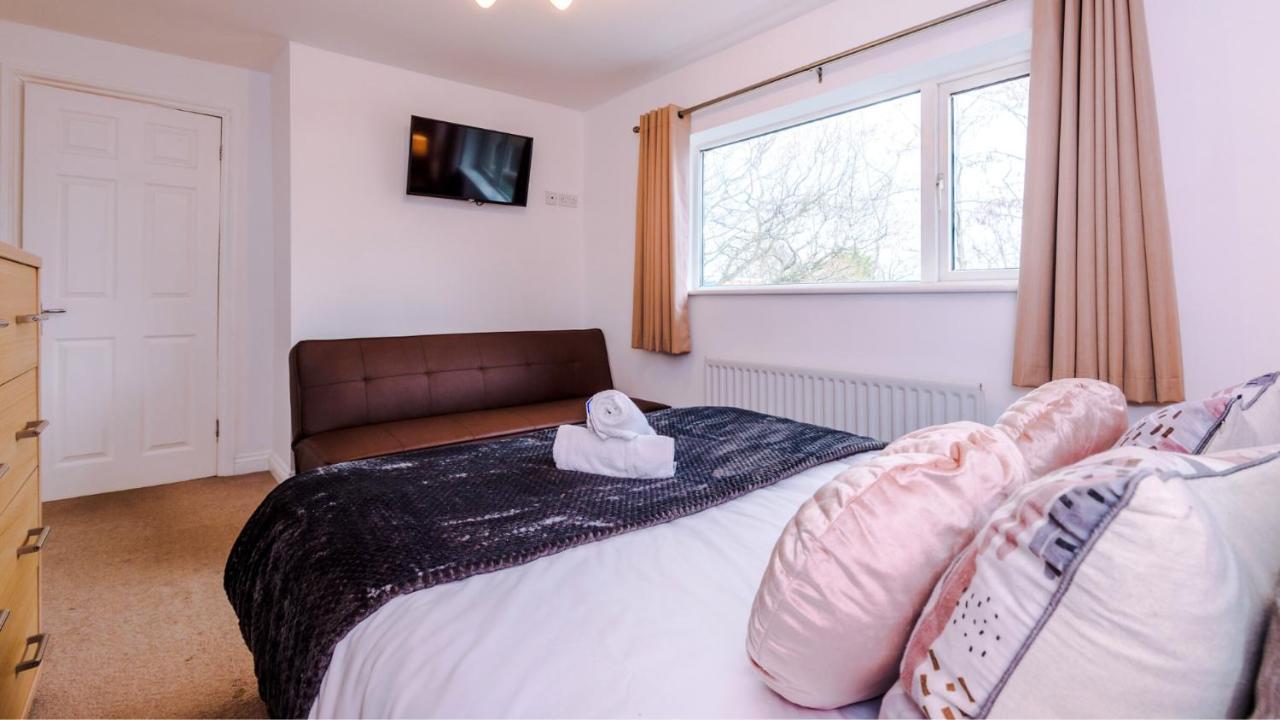 Newhall Road - 4 Bedroom Chester Home - Parking Wervin Exteriör bild