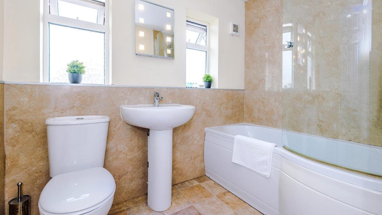 Newhall Road - 4 Bedroom Chester Home - Parking Wervin Exteriör bild
