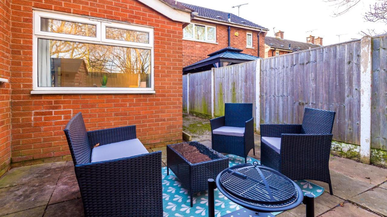 Newhall Road - 4 Bedroom Chester Home - Parking Wervin Exteriör bild