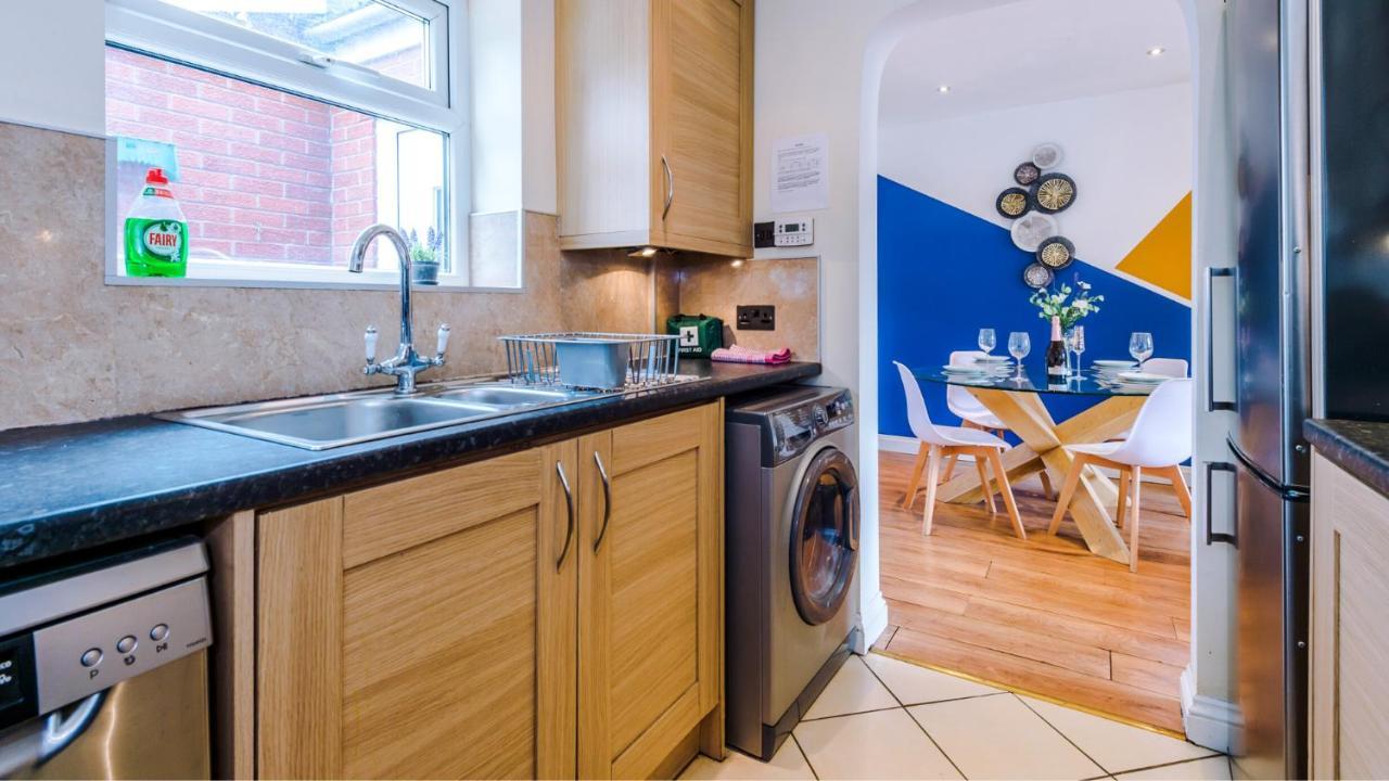 Newhall Road - 4 Bedroom Chester Home - Parking Wervin Exteriör bild